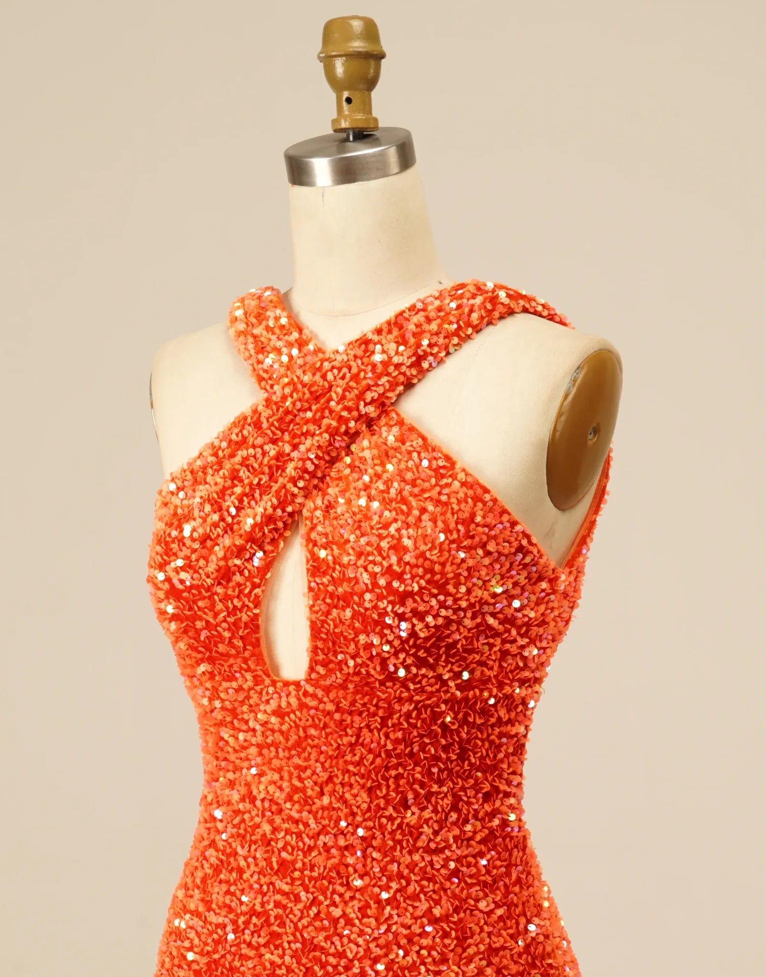 Vestido sexy naranja de fiesta con lentejuelas, espalda descubierta y cuello halter